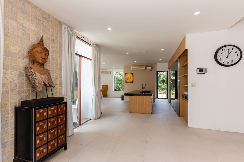 Luxury Villa | Living area | Flat-screen TV