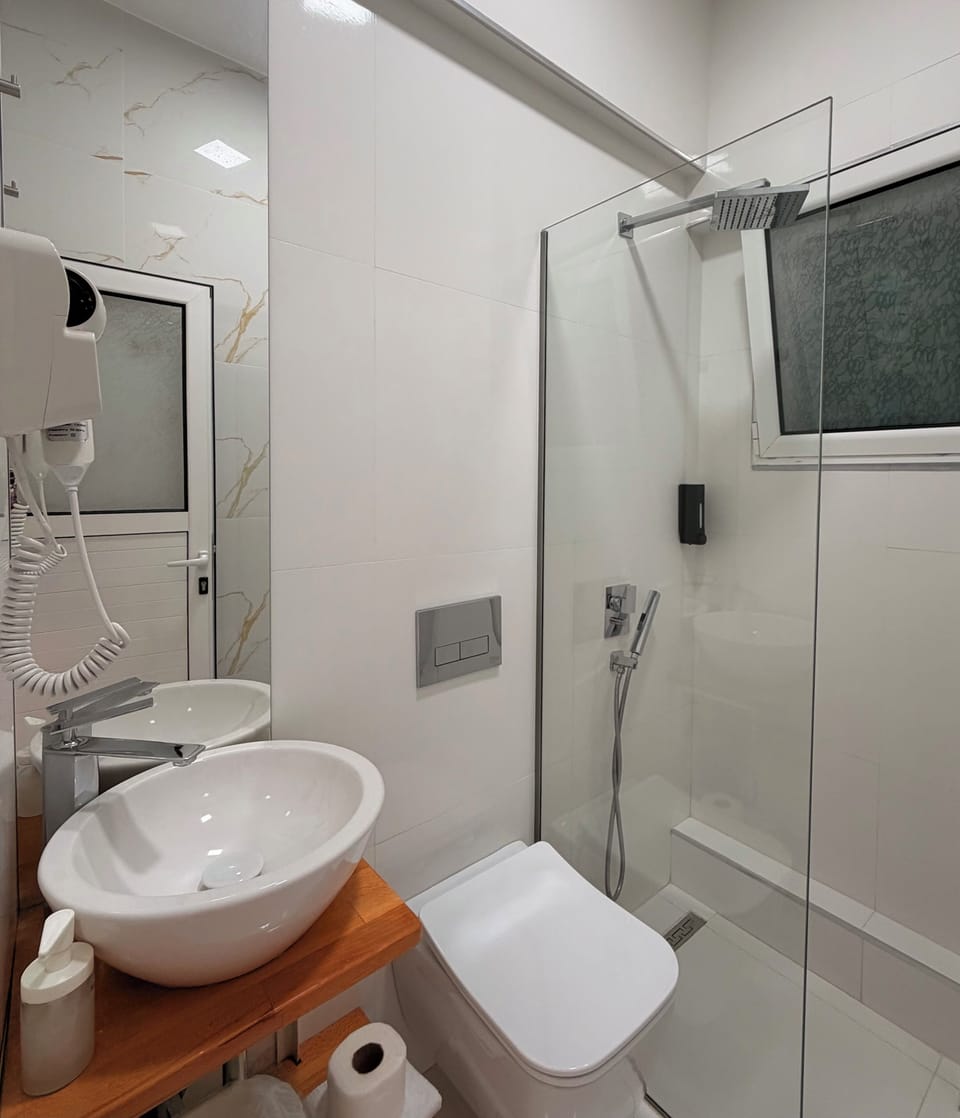 Family Room | Bathroom | Shower, bidet, towels