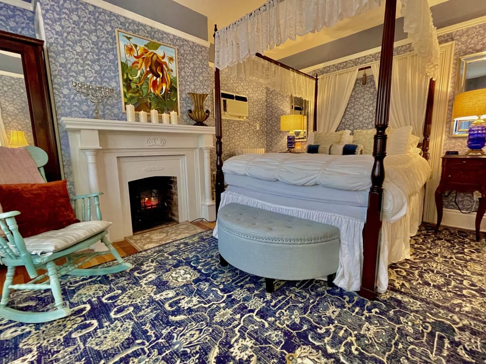 Luxury Room, 1 Queen Bed, Jetted Tub (Confederation) | In-room safe, individually decorated, individually furnished