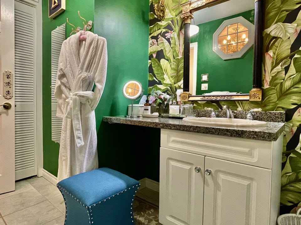 Premium Room, 1 Queen Bed (Sir John A. MacDonald) | Bathroom | Combined shower/tub, free toiletries, hair dryer, bathrobes