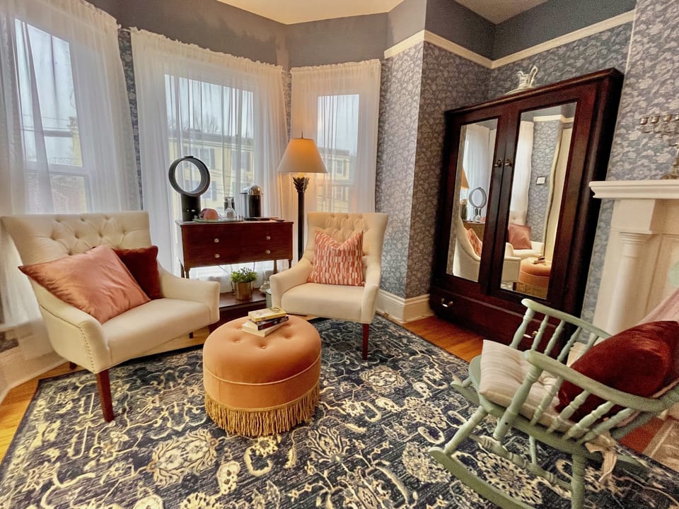 Luxury Room, 1 Queen Bed, Jetted Tub (Confederation) | In-room safe, individually decorated, individually furnished