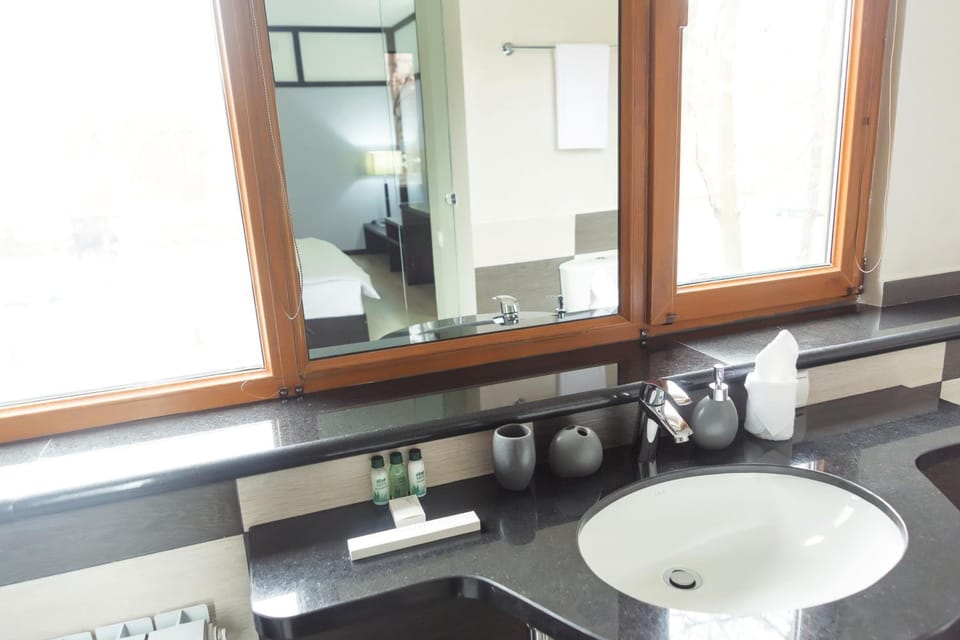 Shower, rainfall showerhead, free toiletries, hair dryer