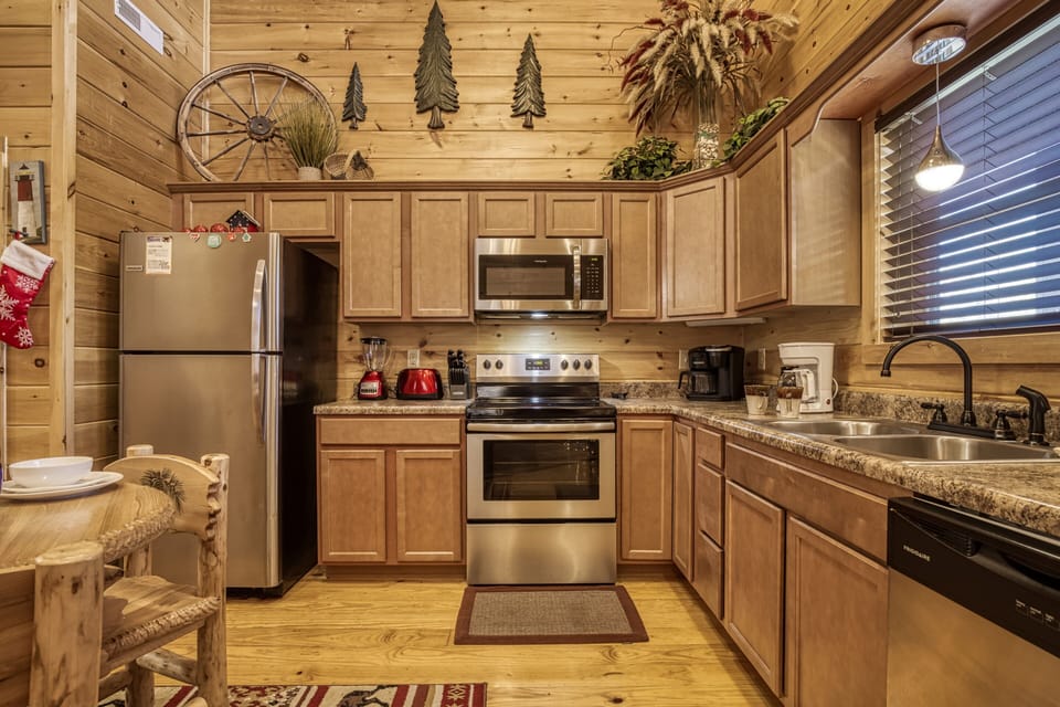 River Cabin in the Smoky Mountains "Lighthouse Harbor" - Fully furnished kitchen with stainless steel appliances