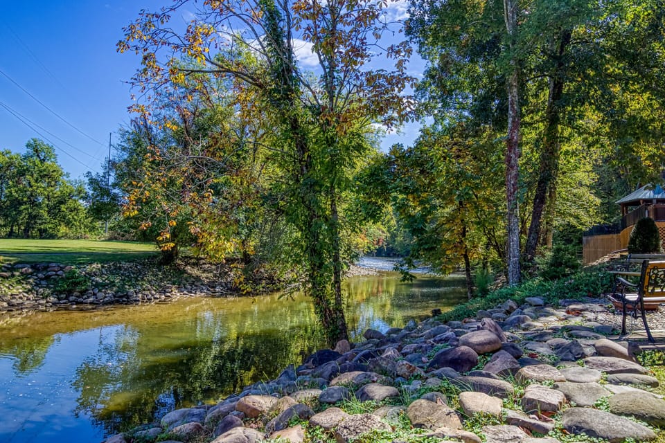 River Cabin Pigeon Forge "Lighthouse Harbor" - Located next to the Little Pigeon River