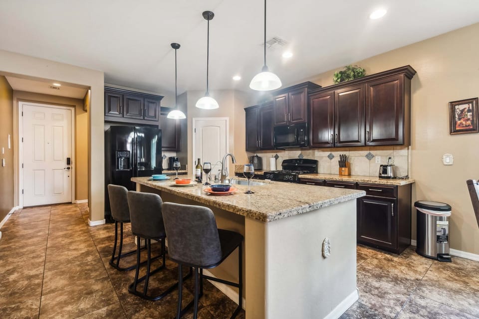 Large open kitchen - Oversized Island