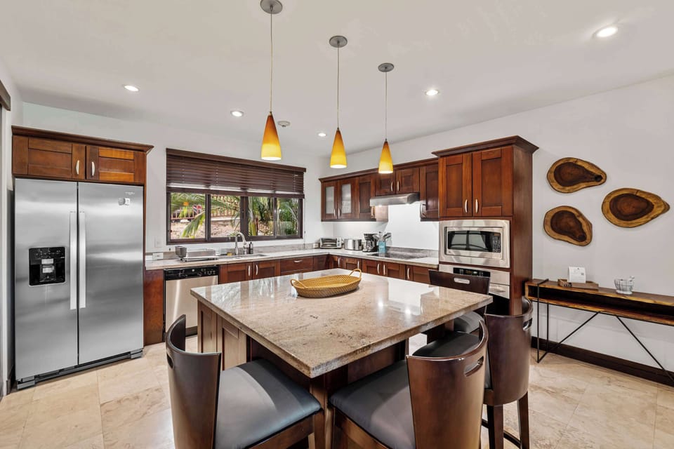 Cook up a tropical feast in this chef’s dream kitchen.