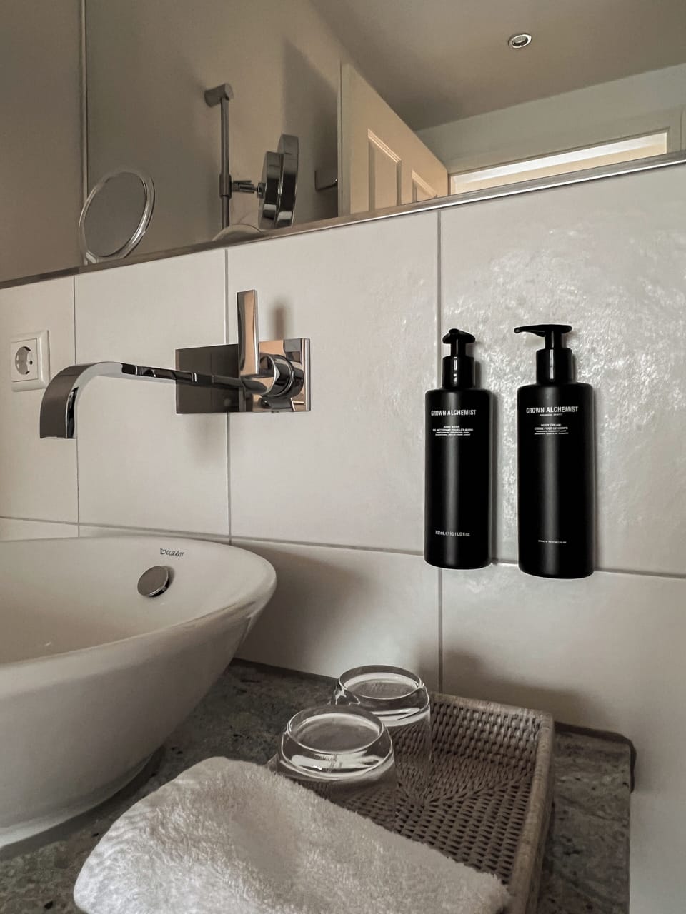 Shower, rainfall showerhead, free toiletries, hair dryer