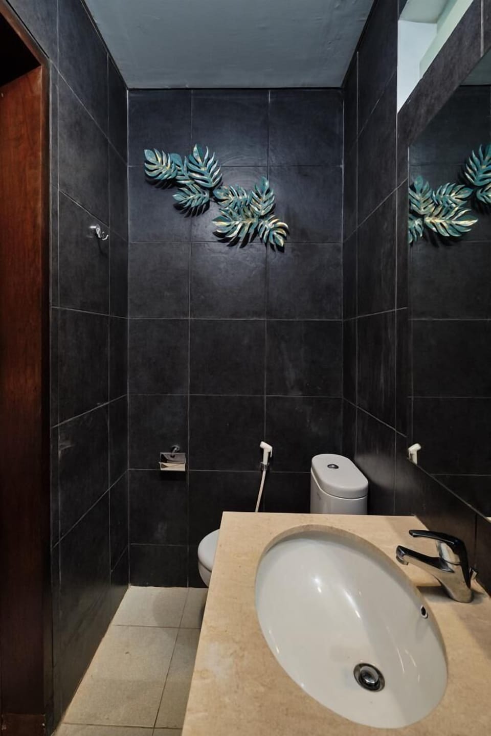 Shower, rainfall showerhead, hair dryer (on request)
