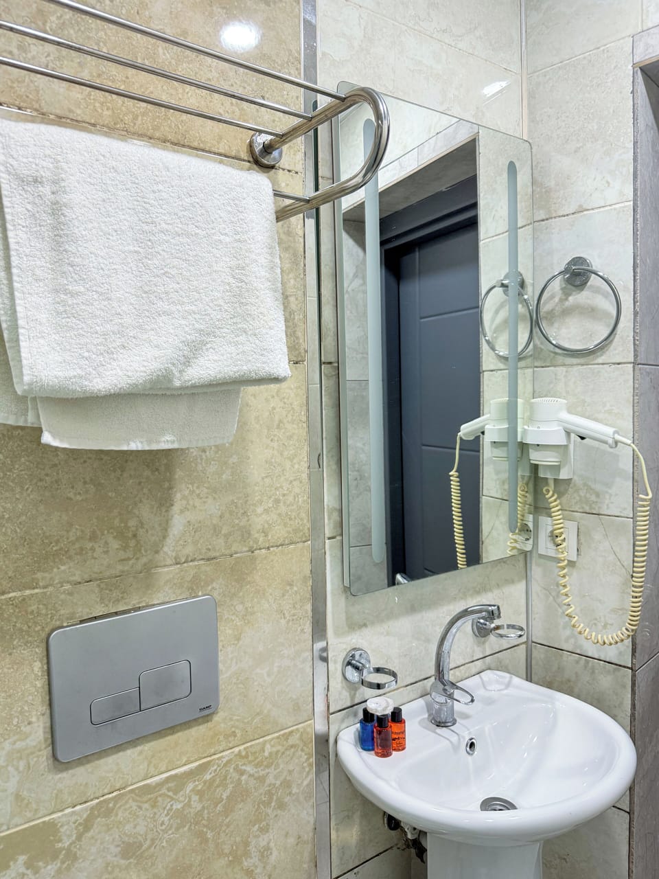 Shower, hydromassage showerhead, free toiletries, hair dryer