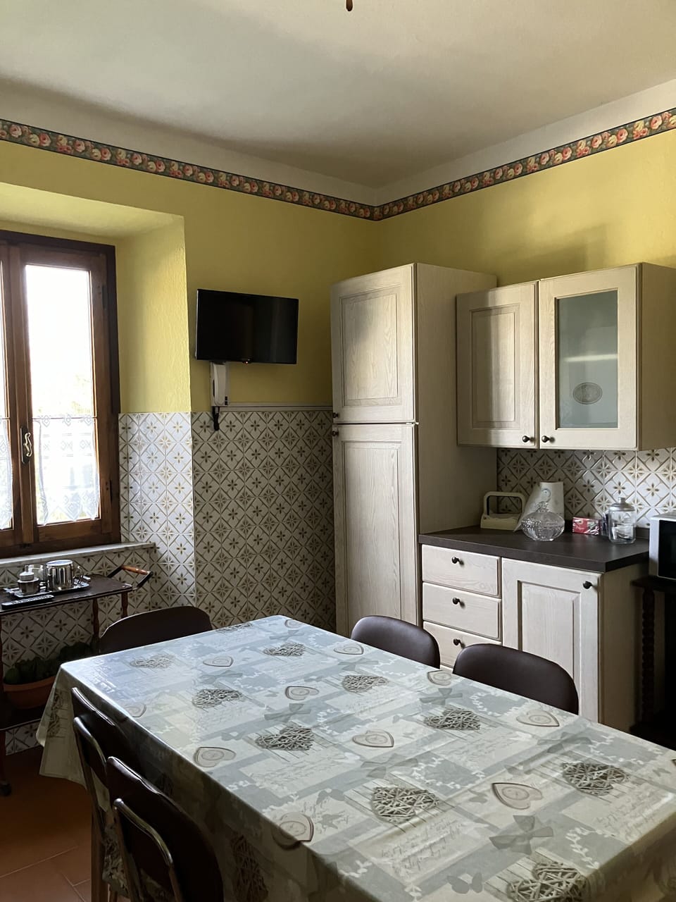 Full-size fridge, stovetop, cookware/dishes/utensils