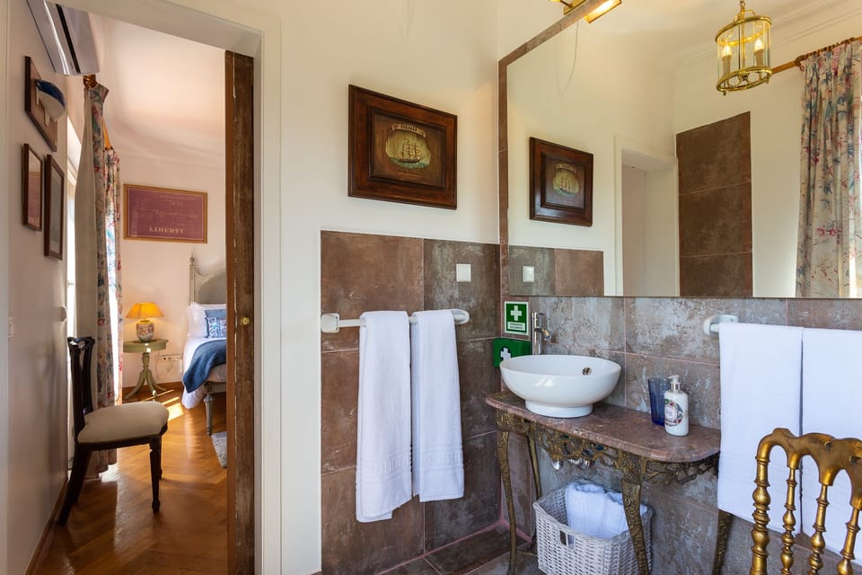 Club Suite | Bathroom | Hair dryer, towels, soap, shampoo