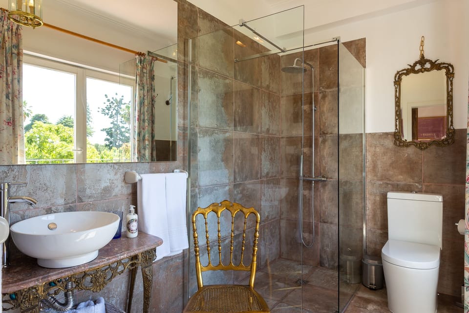 Club Suite | Bathroom | Hair dryer, towels, soap, shampoo
