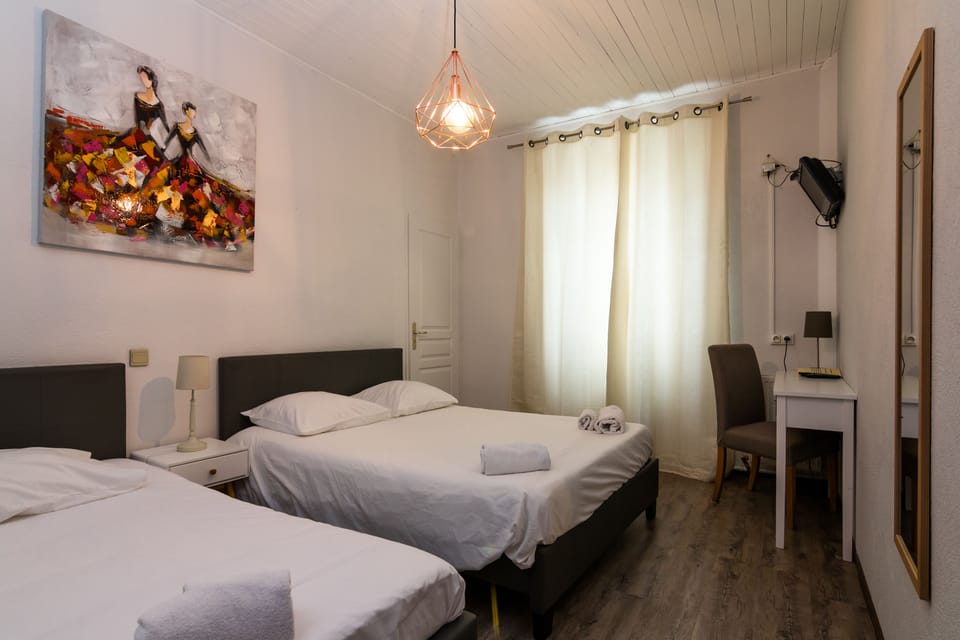 Desk, soundproofing, free WiFi, bed sheets