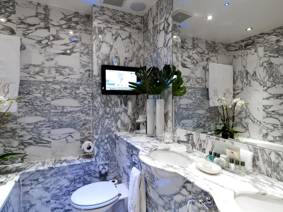 Suite (9) Master) | Bathroom | Combined shower/tub, designer toiletries, hair dryer, bathrobes