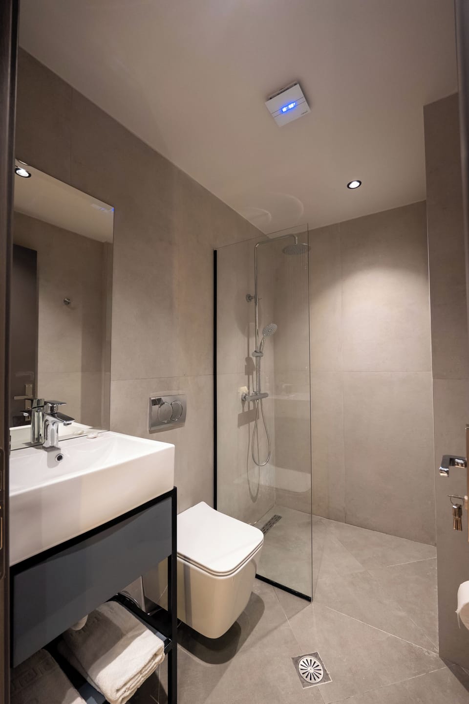 Deluxe Quadruple Room, Sea View | Bathroom | Shower, rainfall showerhead, hair dryer, slippers