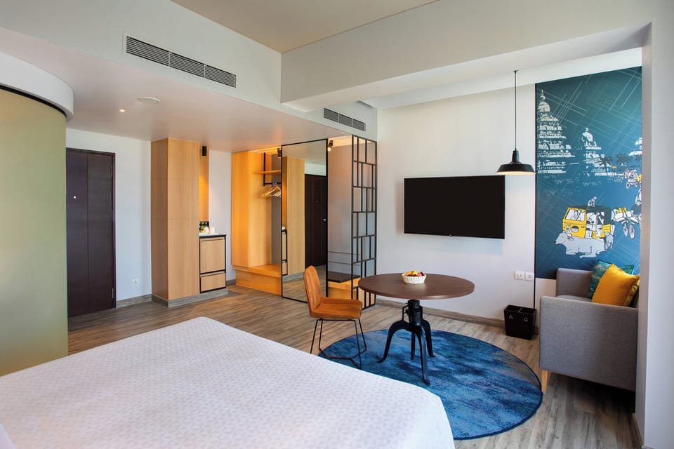 Room, 1 King Bed | 1 bedroom, minibar, in-room safe, desk
