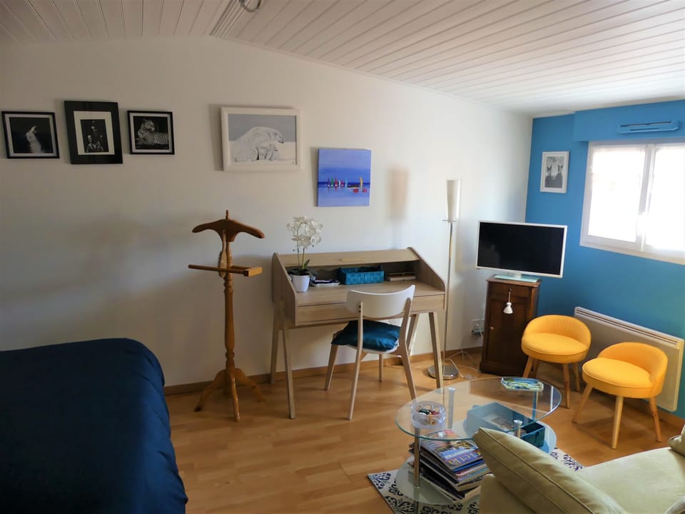 Double Room | Living area | Flat-screen TV