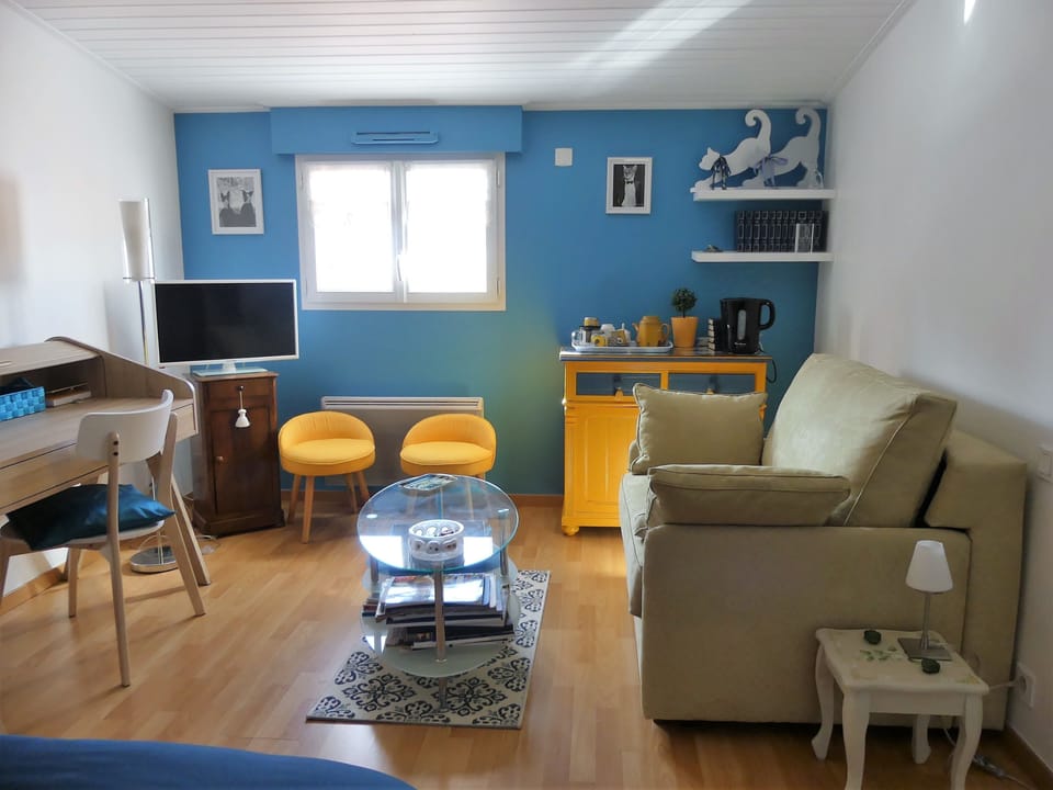 Double Room | Living area | Flat-screen TV