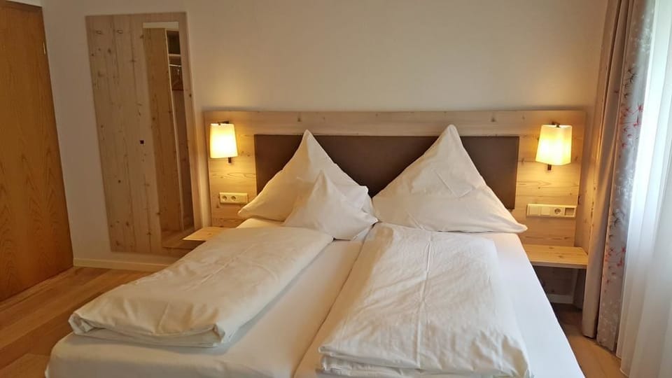 Double Room, 1 Bedroom, Non Smoking | Minibar, in-room safe, desk, laptop workspace