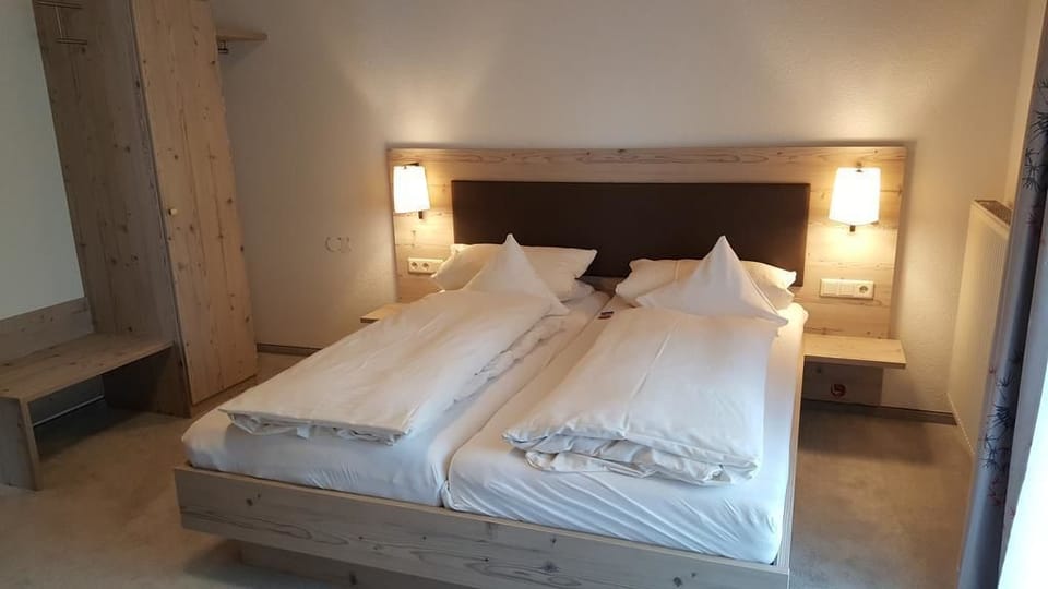 Double Room, 1 Bedroom, Non Smoking | Minibar, in-room safe, desk, laptop workspace