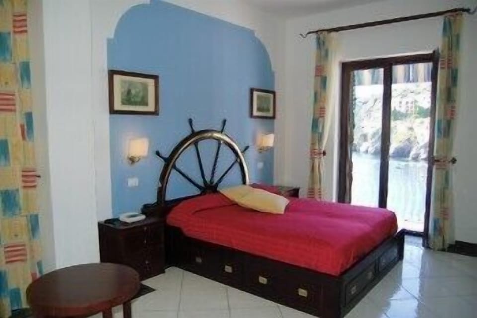 Suite with Sea View | Minibar, in-room safe, desk, free WiFi