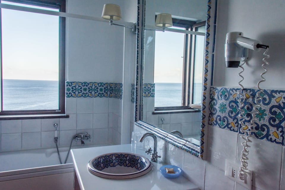 Suite with Sea View | Bathroom | Free toiletries, hair dryer, bidet, towels