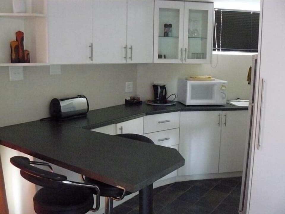 ROOM 5 Budget Room Shared Bathroom | Private kitchenette | Fridge, coffee/tea maker, electric kettle, cookware/dishes/utensils