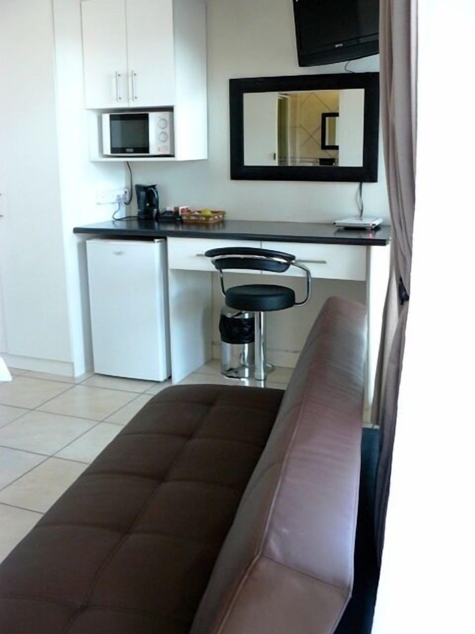 ROOM 8 Luxury | Private kitchenette | Fridge, coffee/tea maker, electric kettle, cookware/dishes/utensils