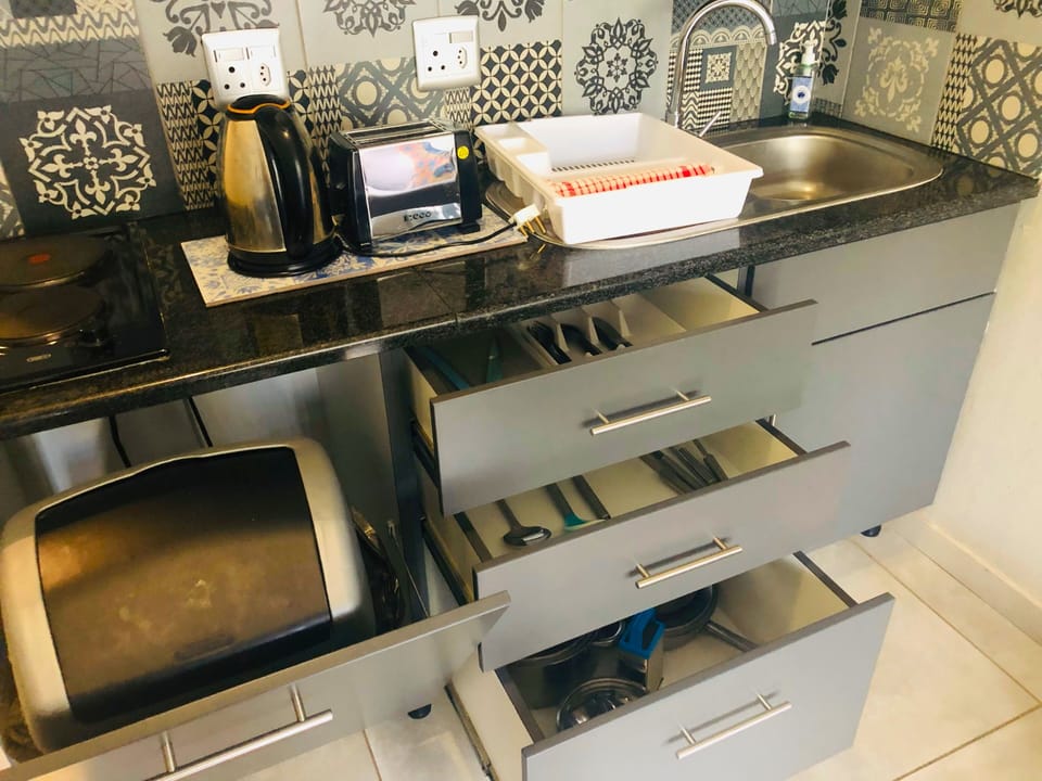 Basic Apartment, 3 Bedrooms, Balcony, Pool View | Private kitchen | Electric kettle