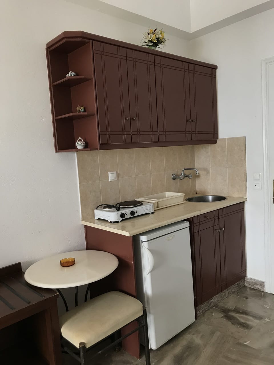 Private kitchenette | Mini-fridge, coffee/tea maker