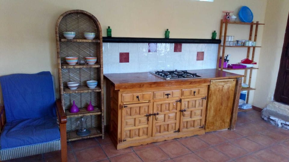 Full-size fridge, stovetop, cookware/dishes/utensils