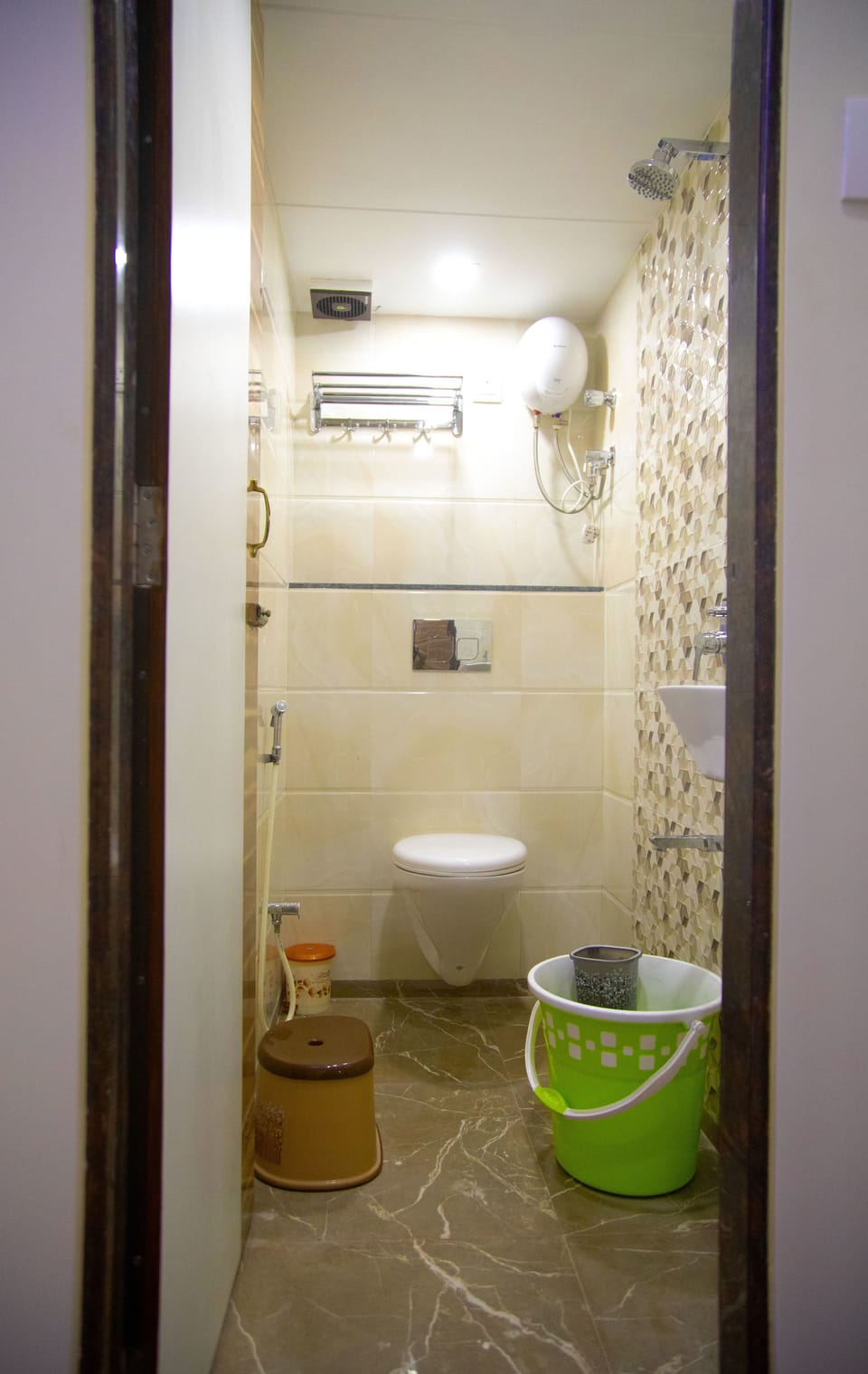 Family Quadruple Room | Bathroom | Shower, rainfall showerhead, towels