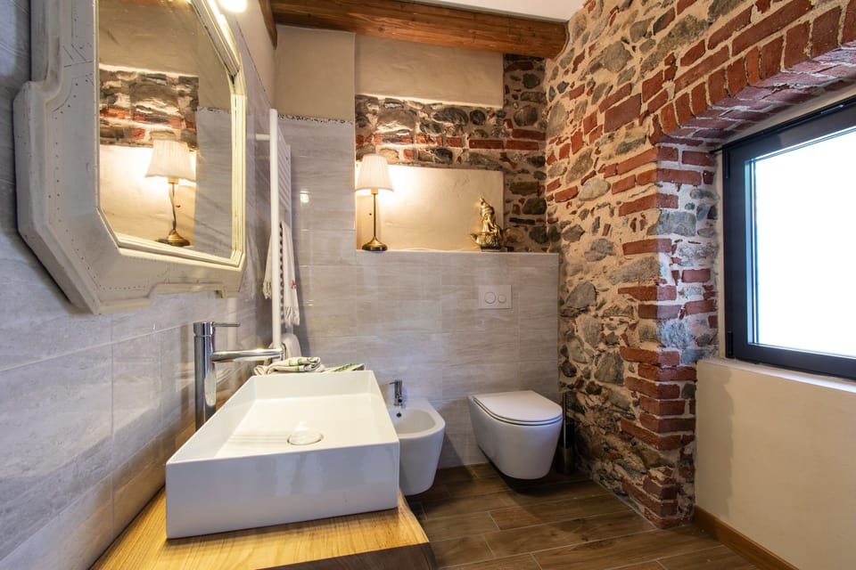 Elite Suite (Camelia) | Bathroom | Shower, rainfall showerhead, free toiletries, hair dryer