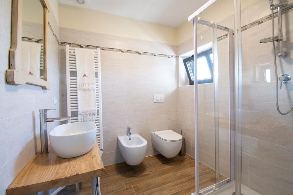 Superior Double Room (Primula) | Bathroom | Shower, rainfall showerhead, free toiletries, hair dryer