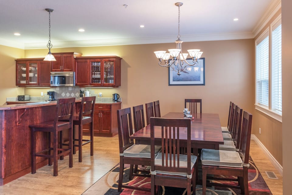 Dining Room (Seats 8)