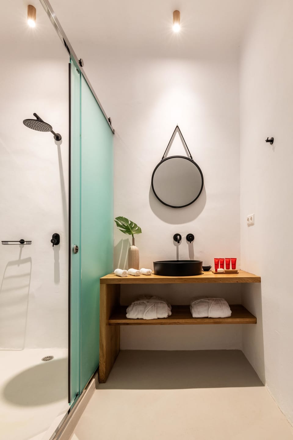 Standard Double Room, Partial Sea View | Bathroom | Shower, rainfall showerhead, free toiletries, hair dryer
