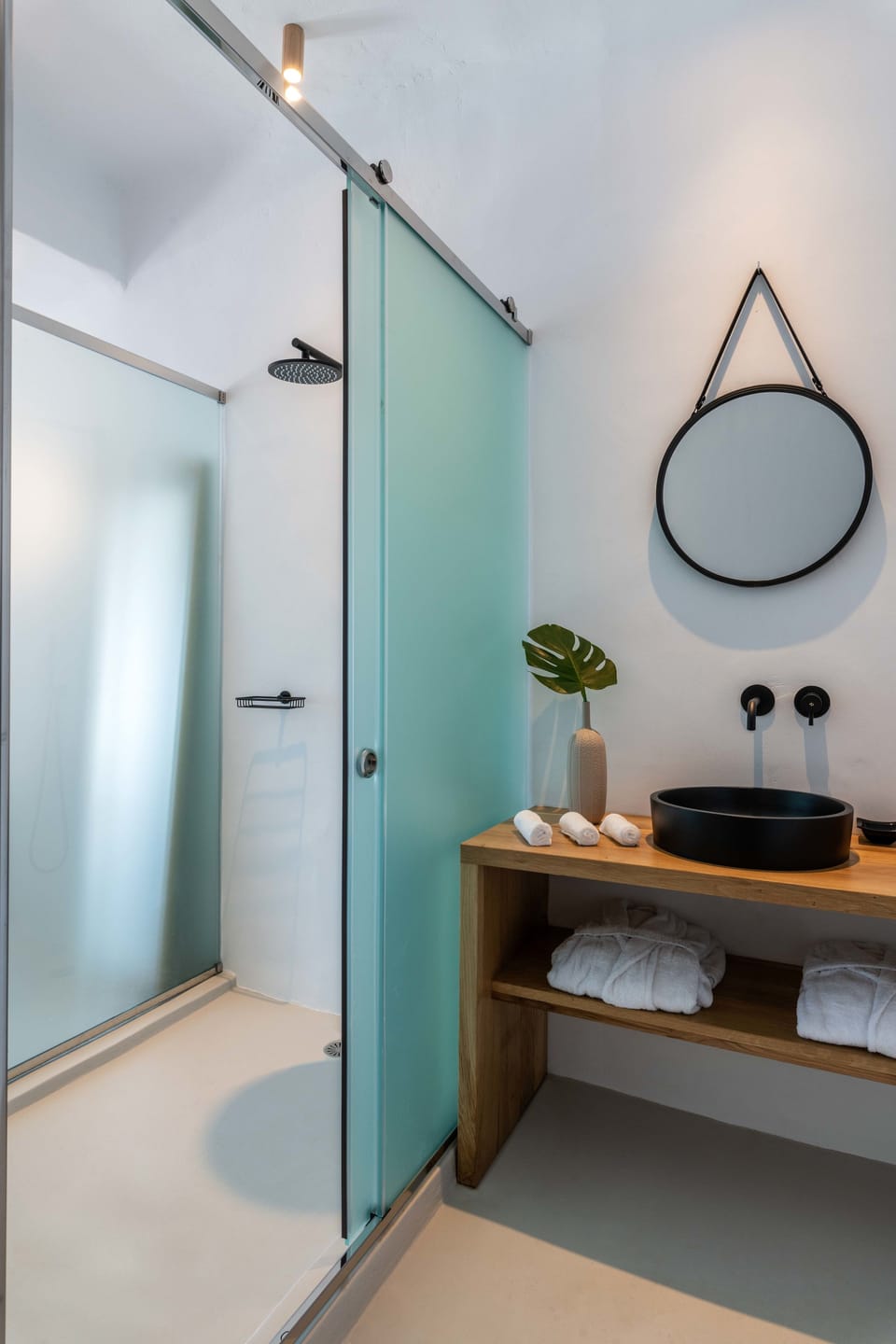 Standard Double Room, Partial Sea View | Bathroom | Shower, rainfall showerhead, free toiletries, hair dryer
