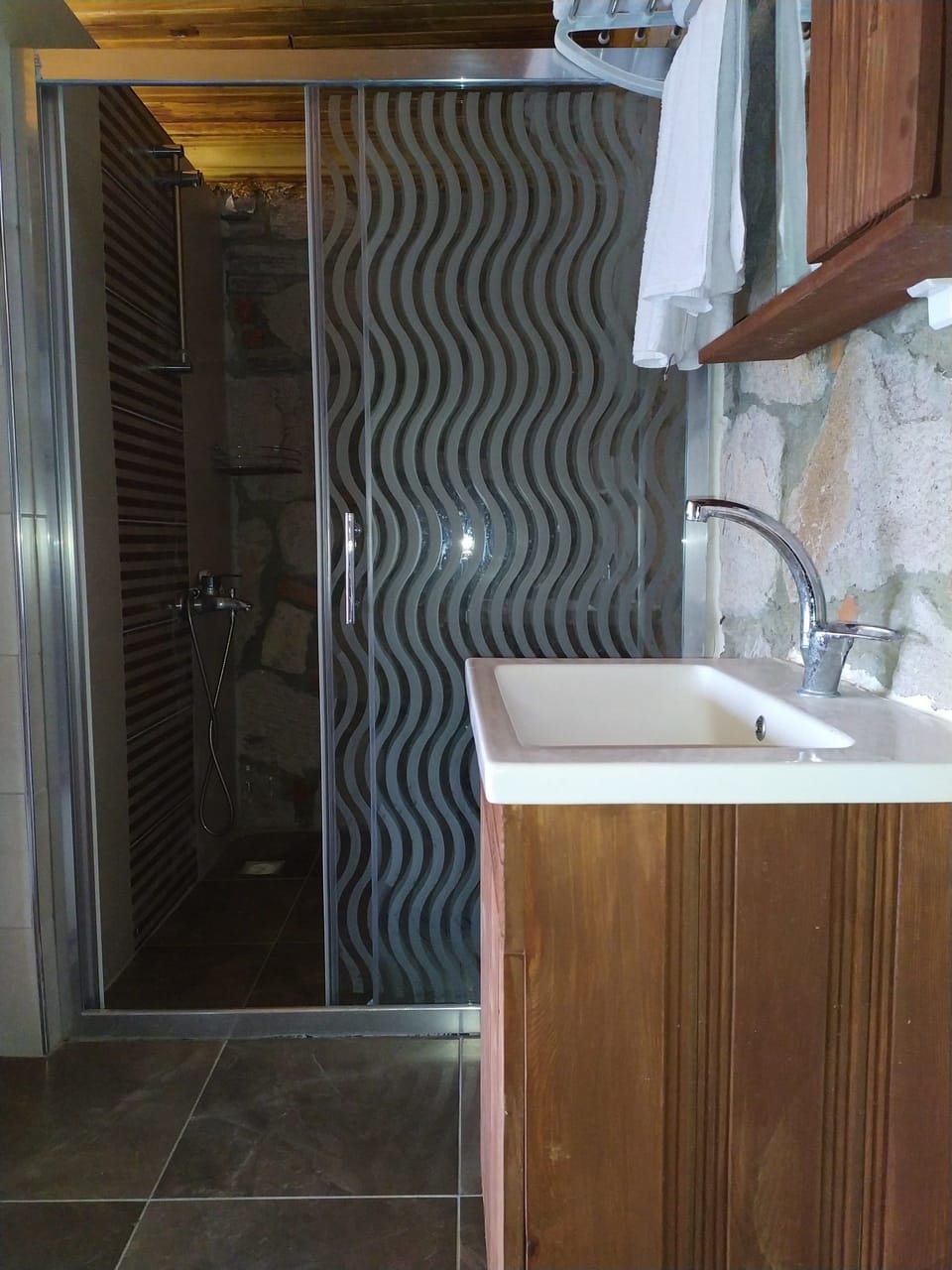Deluxe Double Room | Bathroom shower