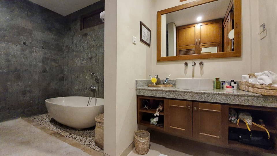 Honeymoon Room | Bathroom | Shower, towels, soap, shampoo