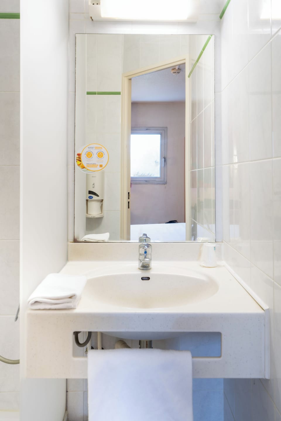 Shower, eco-friendly toiletries, towels