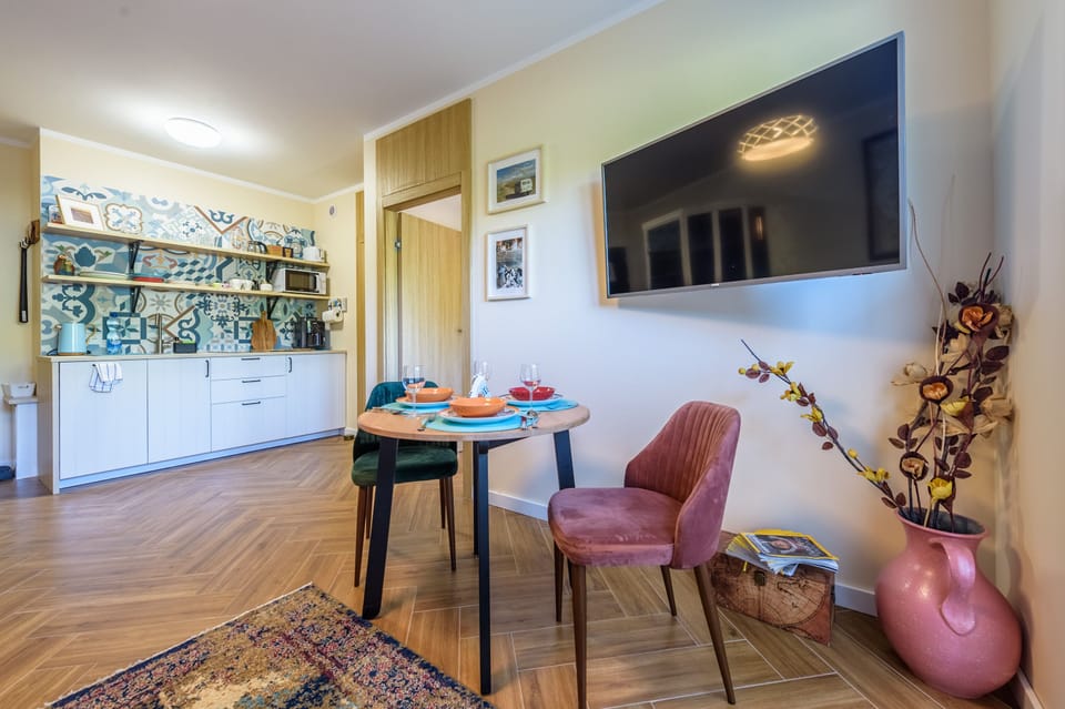 Apartment | Living room | Flat-screen TV