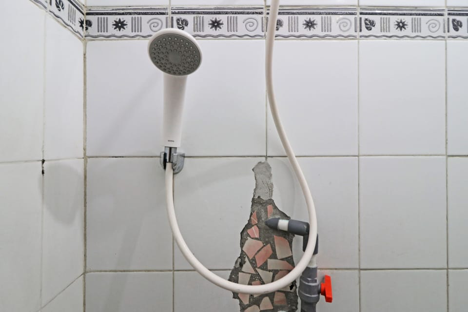Standard Double Room | Bathroom shower
