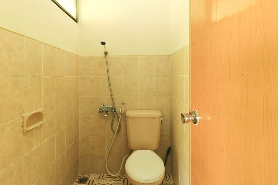 Standard Twin Room | Bathroom | Shower, towels