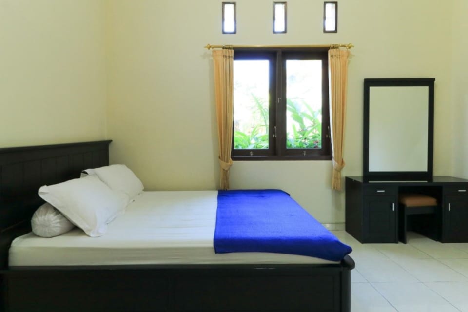 Standard Villa | Desk, blackout drapes, bed sheets