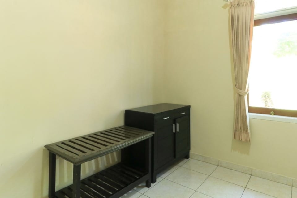 Villa | Desk, blackout drapes, bed sheets