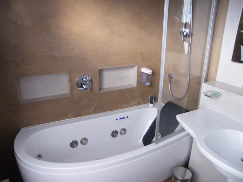 Superior Double Room (Balneotherapy bath) | Bathroom | Rainfall showerhead, hair dryer, towels