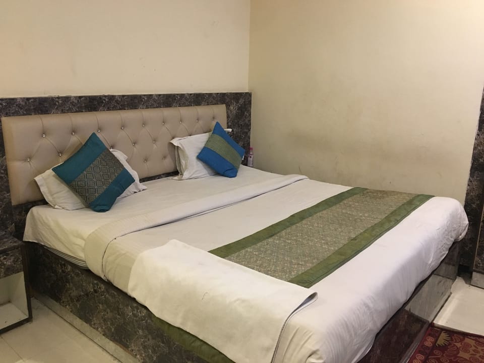 Deluxe Room | Iron/ironing board, cribs/infant beds, free WiFi, bed sheets