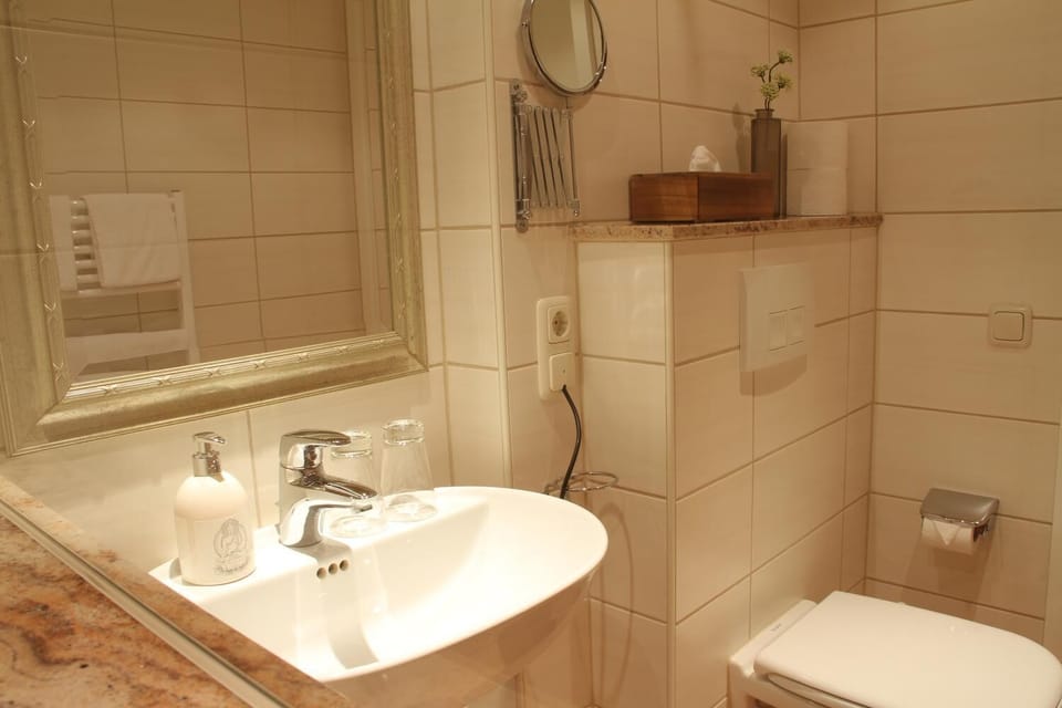 Basic Double Room | Bathroom | Shower, towels