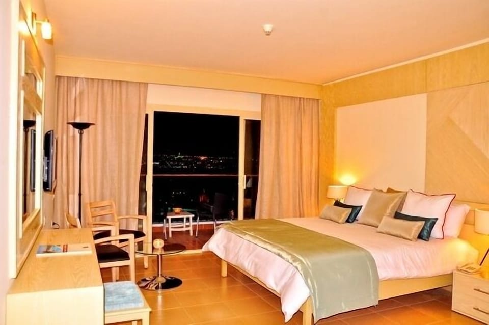 Premium bedding, in-room safe, desk, blackout drapes