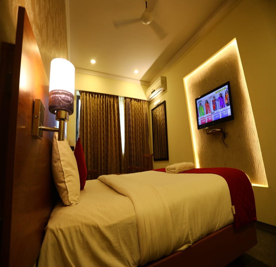 1 bedroom, premium bedding, desk